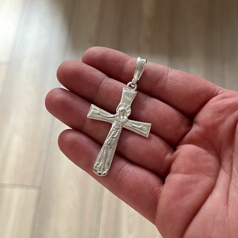 LŚNIĄCY SREBRNY MĘSKI WISIOREK MASYWNY KRZYŻYK KRZYŻ JEZUS GRAWER LASEROWY