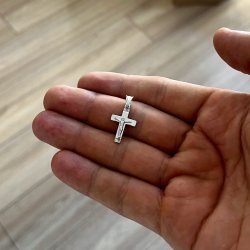 LŚNIĄCY SREBRNY KRZYŻYK RODOWANY PR. 925 PREZENT DLA CHŁOPCA NA URODZINY