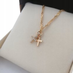 DELIKATNY NASZYJNIK DAMSKI KRZYŻYKI 18K PREZENT
